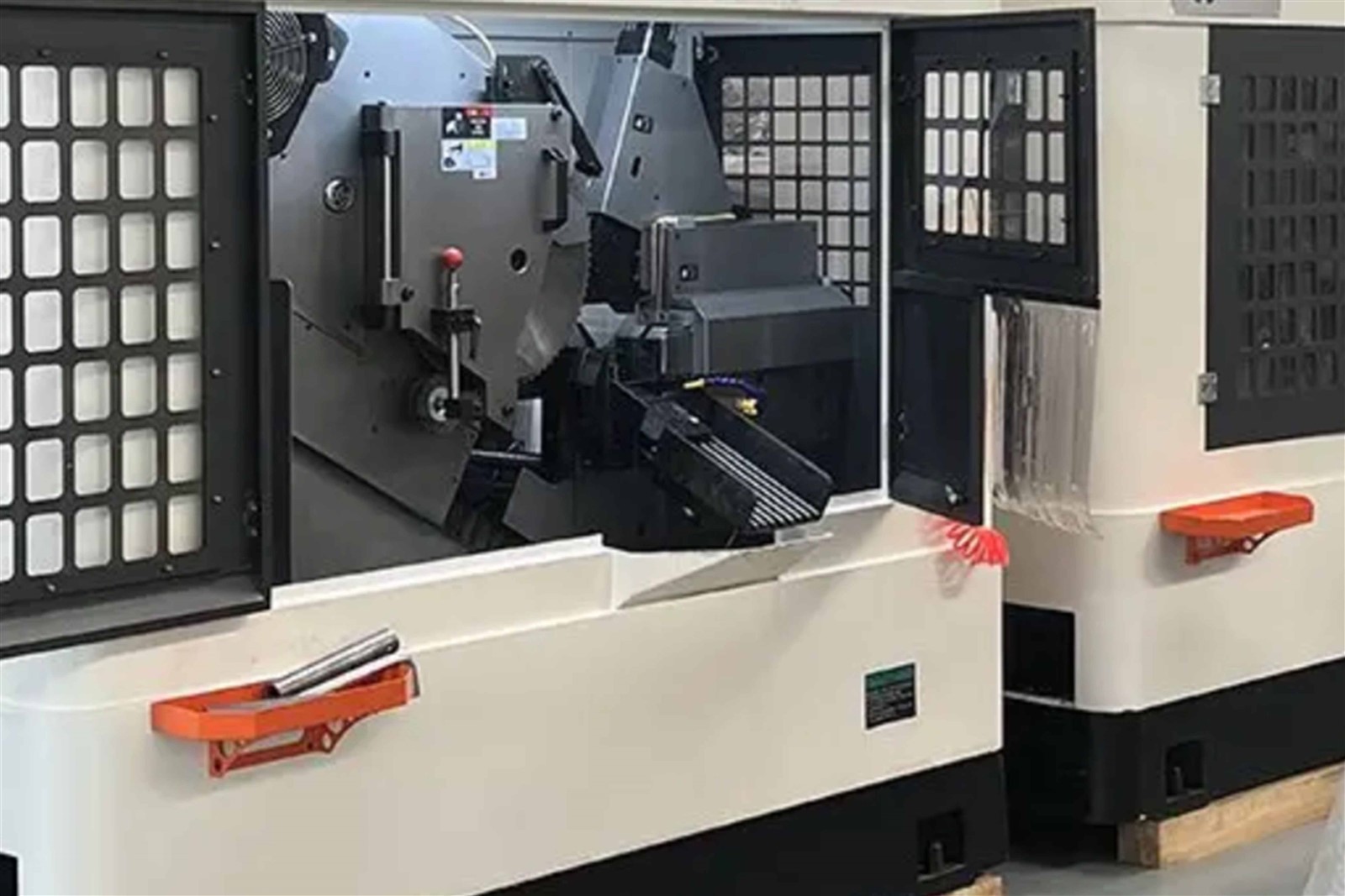 CNC Cutting Circular Sawing Machine for the Automotive Manufacturing Industry CNC Cutting Circular Sawing Machine for the Automotive Manufacturing Industry
